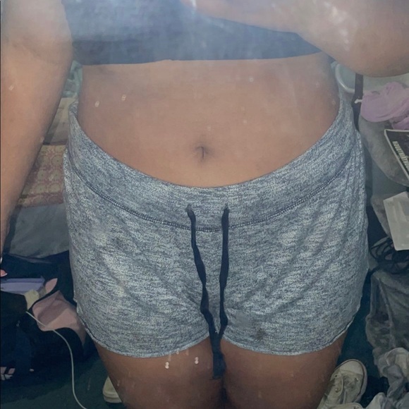 grey hollister shorts - Picture 4 of 6